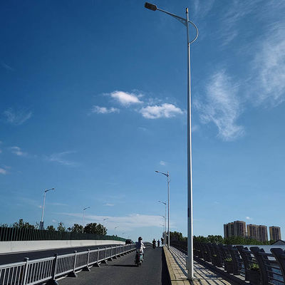 Poteau d'éclairage public à design personnalisable avec acier galvanisé à chaud pour un éclairage extérieur haute performance