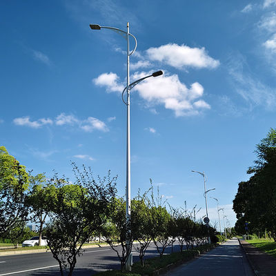 Acier galvanisé à bras simple ou double 20 pieds poteau lumineux de rue avec peinture