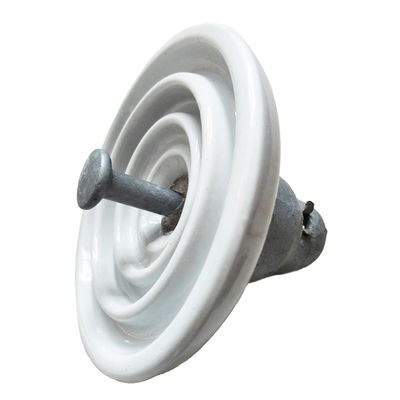 Isolateurs suspendus de porcelaine pour des lignes de transmission