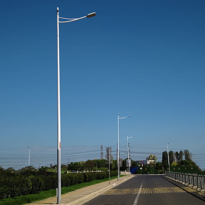 Conception personnalisable Pole de lampe de rue solaire en acier galvanisé à chaud pour les besoins d'éclairage extérieur