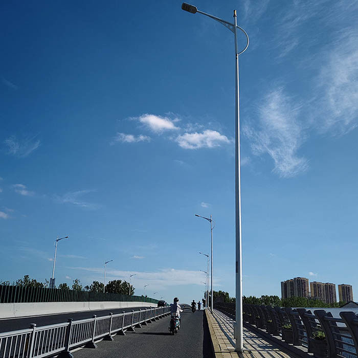 Poteau d'éclairage public à design personnalisable avec acier galvanisé à chaud pour un éclairage extérieur haute performance