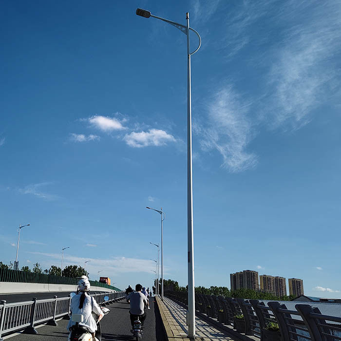 Pôle lumineux de rue en acier galvanisé à chaud pour des solutions d'éclairage extérieur personnalisables en forme conique / polygonale / ronde