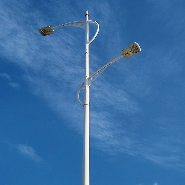 Acier galvanisé à bras simple ou double 20 pieds poteau lumineux de rue avec peinture