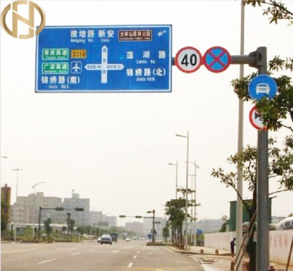 courriers de signe en acier faits sur commande de route de 6M 8M 10m Road Sign Pole Q235B