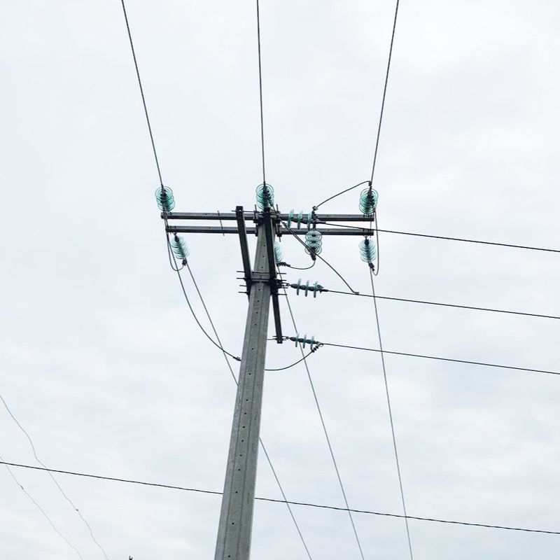 les accessoires de 12KV 35KV Polonais ont galvanisé le bras en acier de la croix 8000D pour le projet de production d'énergie