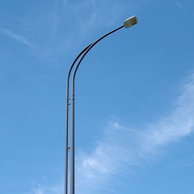 Poteaux lumineux de rue de conception personnalisable avec matériau en acier galvanisé à chaud pour acheteurs B2B